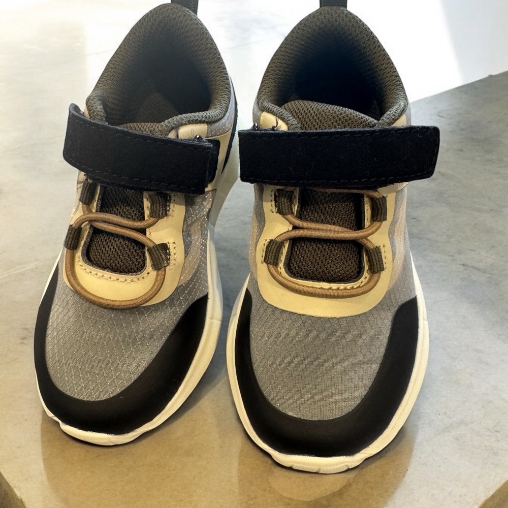 NEW The Children’s Place Boys Sneakers - size 8